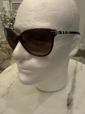 Women’s Burgundy Cat-Eye Sunglasses with Striped Temple Detail